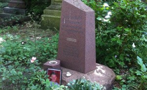The grave of Alexander Litvinenko in Highgate Cemetery. Photo by Gareth E Kegg, Wikipedia Commons.