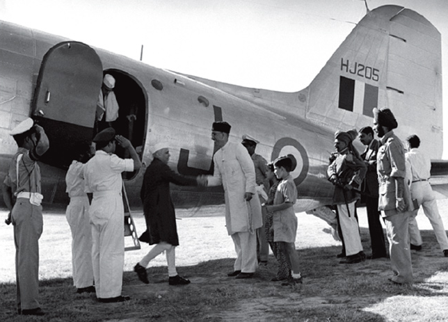 Sheikh Abdullah receives Jawaharlal Nehru on his arrival at Srinagar airport on September 24, 1949, to take part in the All-Jammu and Kashmir National Conference | Source: Public.Resource.Org