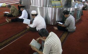 Indonesian Muslims recite the Quran in Masjid Istiqlal, Jakarta, Indonesia. Photo by Gunawan Kartapranata, Wikipedia Commons.