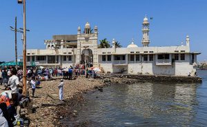 Haji Ali Dargah Mosque in Mumbai, India. Photo by A.Savin, Wikimedia Commons.