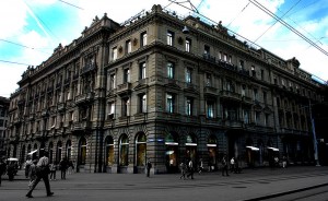 Credit_Suisse_building_Bahnhofsrtasse_Paradeplatz_in_Zurich Credit Suisse headquarters in Zurich (Paradeplatz).