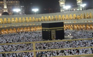 The Masjid al-Haram and Kaaba, Mecca, Saudi Arabia. Photo by Ariandra 03, Wikipedia Commons.