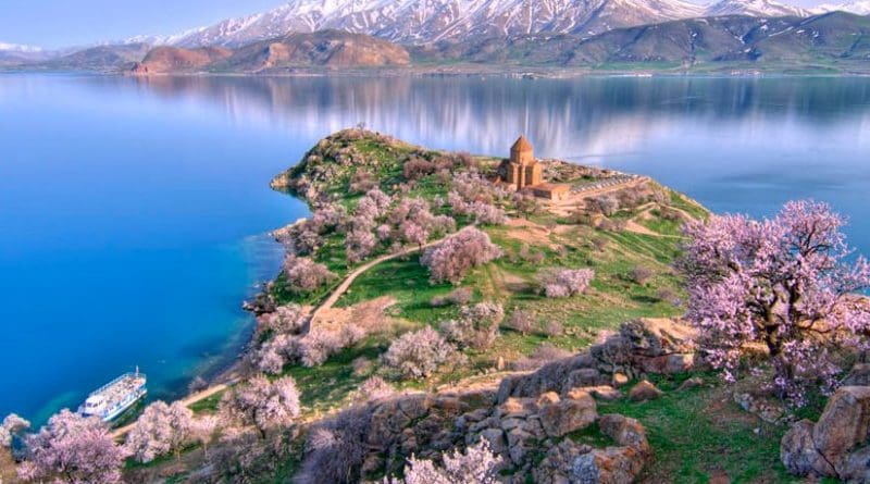 The Akhtamar Island and Church in Lake Van. Photo by gozturk, Wikipedia Commons.