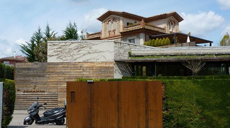 The exterior of El Celler de Can Roca. Photo by e_calamar, Wikipedia Commons.