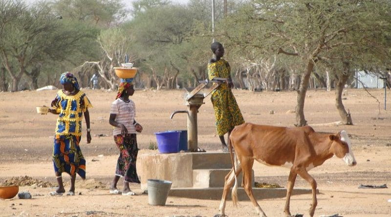 Scene with Women at Village Well in Sahel Region, Burkina Faso. Photo by Adam Jones, Ph.D., Wikipedia Commons.