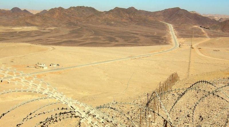 Sinai - Looking north along Egypt-Israel border north of Eilat. Photo by Wilson44691, Wikipedia Commons.