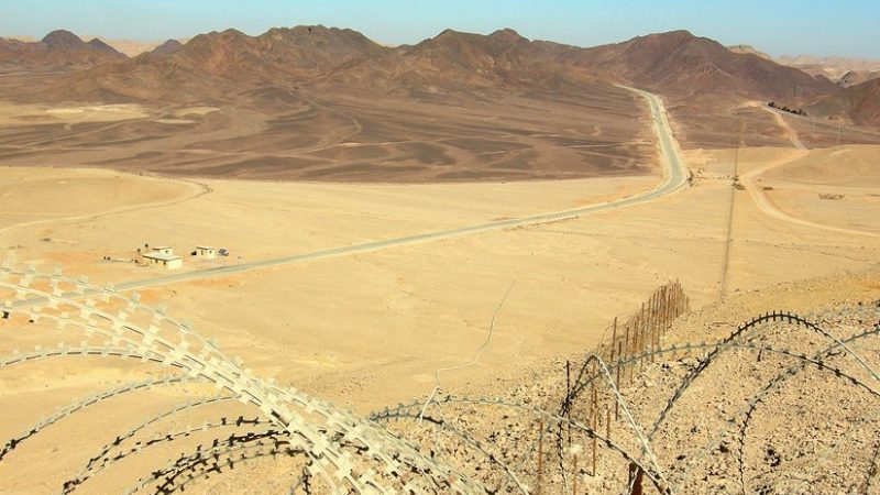 Sinai - Looking north along Egypt-Israel border north of Eilat. Photo by Wilson44691, Wikipedia Commons.