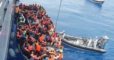 Irish Naval personnel from the LÉ Eithne (P31) rescuing migrants as part of Operation Triton. Photo Credit: Irish Defence Forces, Wikipedia Commons.