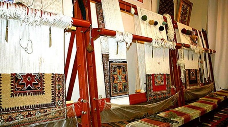 Carpets on the looms. Carpet museum by "Khazar" University of Baku, Azerbaijan. Photo by Buyerlerdeqalardim, Wikipedia Commons.