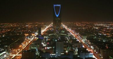 Kingdom Centre, Riyadh, Saudi Arabia. Photo by BroadArrow, Wikipedia Commons.