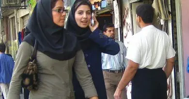 Two Iranian women wearing hijab. Photo by Zoom Zoom, Wikipedia Commons.