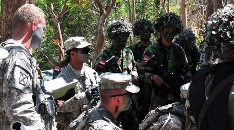 Indonesian National Armed Forces and U.S. Army Soldiers receive tactical briefing during field training exercise Garuda Shield 2014 (U.S. Army/Matthew Veasley)