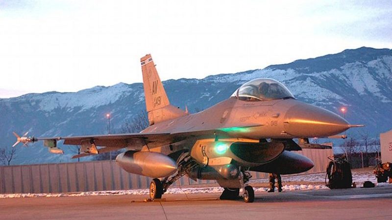 A 31st Fighter Wing F-16 Fighting Falcon at Aviano Air Base, Italy. Photo by United States Air Force, Wikipedia Commons.