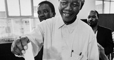 Nelson Mandela votes in the 1994 South Africa presidential elections. Photo by Paul Weinberg, Wikipedia Commons.