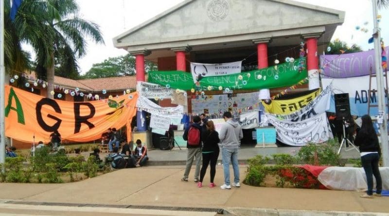 UNA students protest.