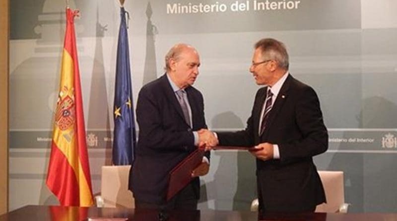 Minister for Home Affairs, Jorge Fernández Díaz, and the President of the Spanish Red Cross, Javier Senent. Photo Credit: Spain's Ministry for Home Affairs