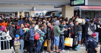 Wien Westbahnhof railway station at 5th September 2015: Refugees on their way to Germany. Photo by Bwag, Wikipedia Commons.