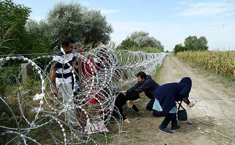 Migrants cross into Hungary underneath the unfinished Hungary–Serbia border fence, 25 August 2015. Photo: Gémes Sándor/SzomSzed, Wikipedia Commons.