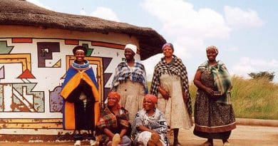 Women at the Ndebele Cultural Village, Loopspruit, Gauteng, South Africa. Photo by Loopspruit, Wikipedia Commons.