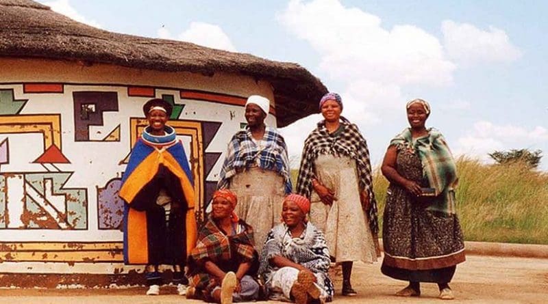 Women at the Ndebele Cultural Village, Loopspruit, Gauteng, South Africa. Photo by Loopspruit, Wikipedia Commons.
