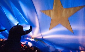 uge EU flag being brought to Independence Square in Kiev. 27 November 2013. Kyiv, Ukraine Euromaidan protests. Photo by Mstyslav Chernov, Wikipedia Commons.