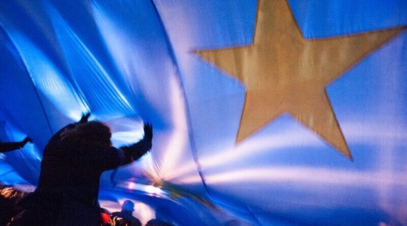 Huge EU flag being brought to Independence Square in Kiev. 27 November 2013. Kyiv, Ukraine Euromaidan protests. Photo by Mstyslav Chernov, Wikipedia Commons.