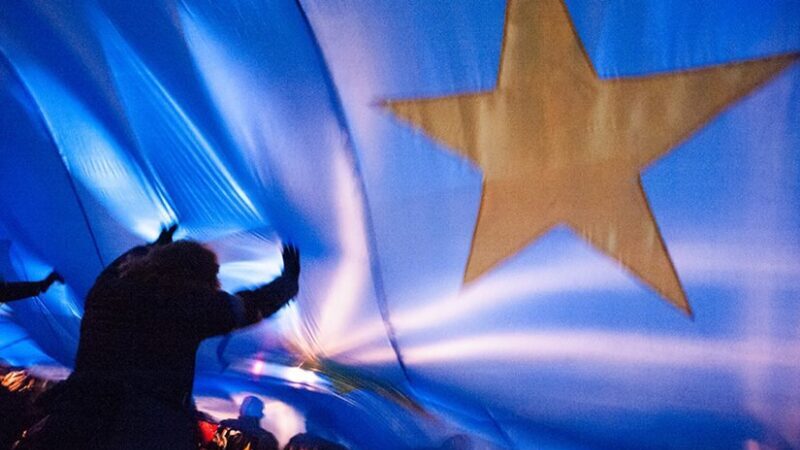 Huge EU flag being brought to Independence Square in Kiev. 27 November 2013. Kyiv, Ukraine Euromaidan protests. Photo by Mstyslav Chernov, Wikipedia Commons.