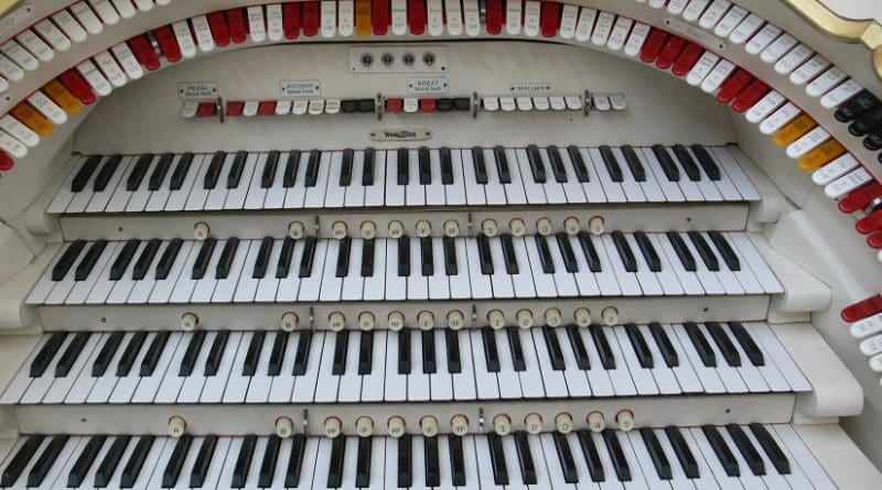 Keyboard of a 'Mighty Wurlitzer'. Photo by Andreas Praefcke, Wikipedia Commons.
