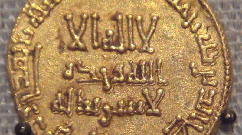 Gold Dinar coin from Abbasids, Baghdad, Iraq, 765. Photo by PHGCOM, photographed at the British Museum, Wikipedia Commons.