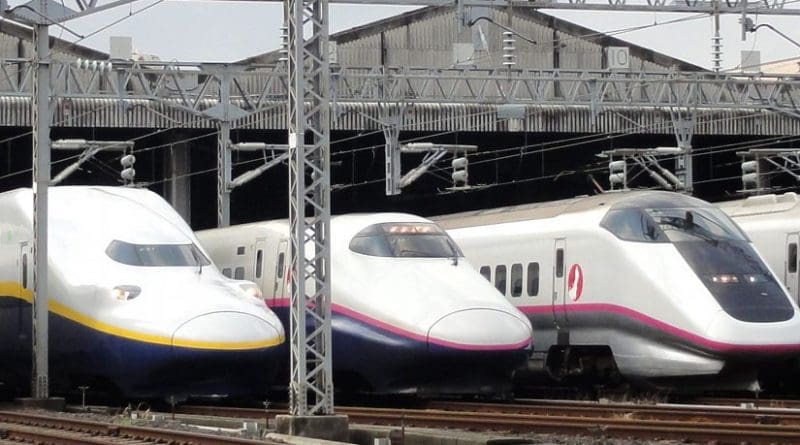 Japanese higjh-speed trains. Photo by Rsa, Wikipedia Commons.