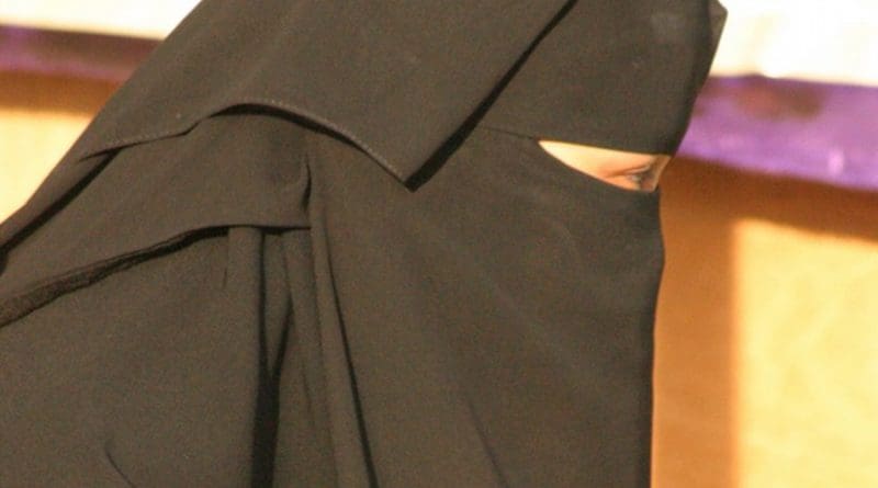 A woman wearning niqab. Photo by Walter Callens, Wikipedia Commons.