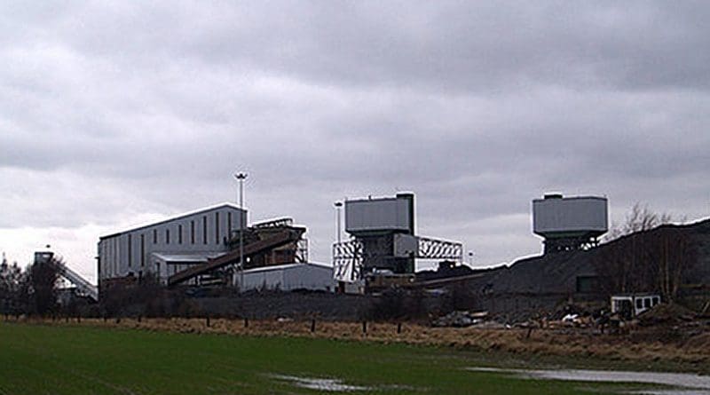 Kellingley Colliery, the last deep coal mine left in Britain, on the border of West and North Yorkshire, United Kingdom. Photo by Steve F, Wikipedia Commons.