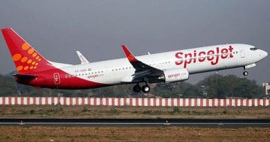 An Indian carrier SpiceJet taking off. Photo by Nisarg Vyas, Wikipedia Commons.