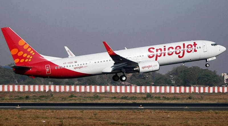 An Indian carrier SpiceJet taking off. Photo by Nisarg Vyas, Wikipedia Commons.