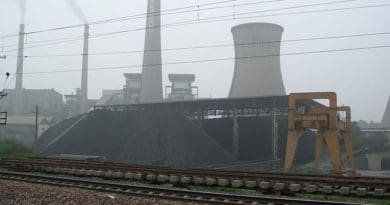 An operating coal power plant in China. Photo by Tobixen, Wikipedia Commons.
