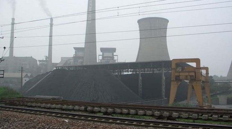 An operating coal power plant in China. Photo by Tobixen, Wikipedia Commons.