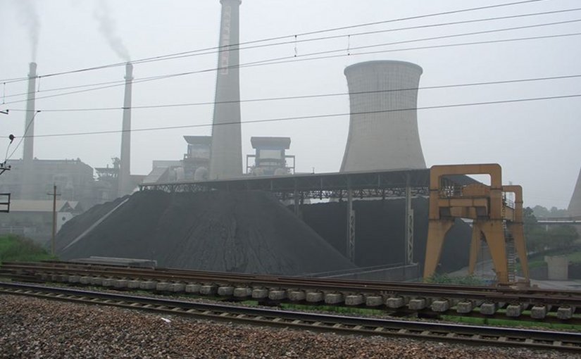 An operating coal power plant in China. Photo by Tobixen, Wikipedia Commons.