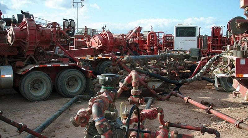 Halliburton fracturing operation in the Bakken Formation, North Dakota, United States. Photo by Joshua Doubek, Wikipedia Commons.