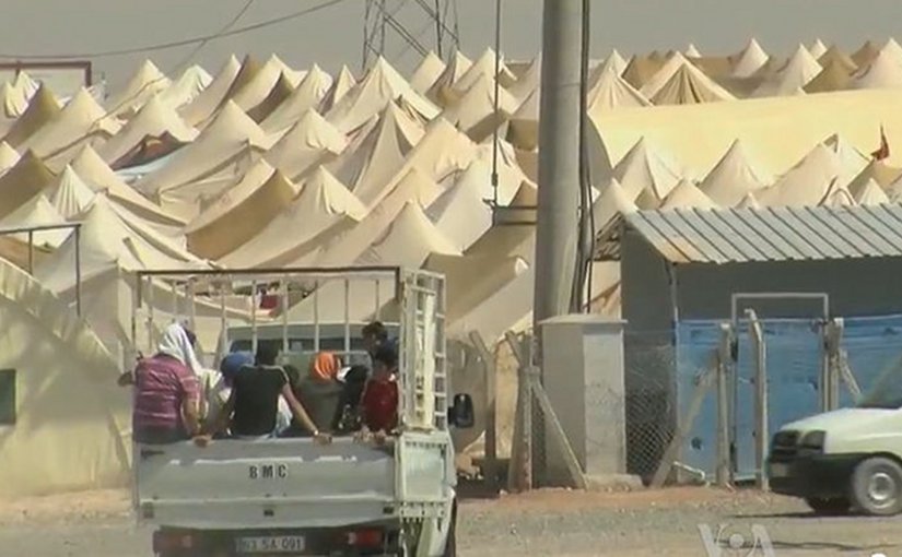 Syrian refugee center on the Turkish border 50 miles from Aleppo, Syria. Photo: Voice of America News: Henry Ridgwell, Wikipedia Commons.