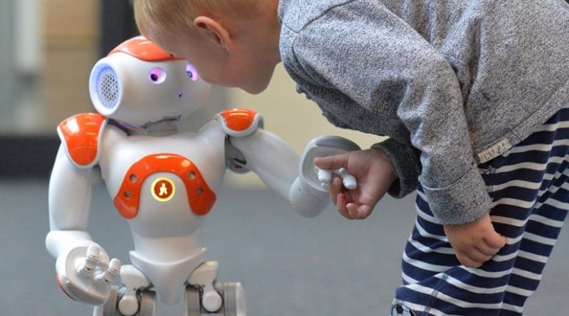 In a new EU project, Bielefeld researchers are investigating how the robot Nao can help children learn a language. Photo: CITEC/Bielefeld University