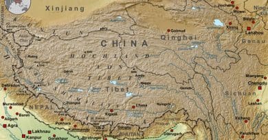 The Qinghai-Tibetan Plateau lies between the Himalayan range to the south and the Kunlun Range to the north. Map by Lencer, Wikipedia Commons.