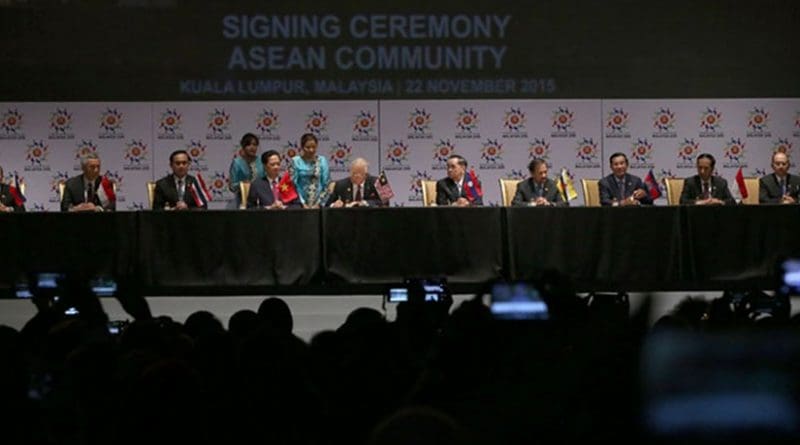 ASEAN leaders sign the 2015 Kuala Lumpur Declaration on the establishment of the ASEAN Community and the Kuala Lumpur Declaration on ASEAN 2025: Forging Ahead Together during the 27th ASEAN Summit in Kuala Lumpur on 22 November 2015. Photo by Benhur Arcayan, Malacañang Photo Bureau, Wikipedia Commons.