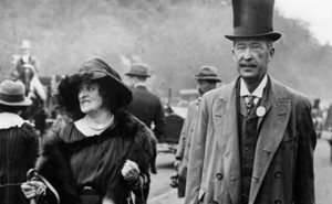 Lady and Lord Carnarvon at the races in June 1921. Source: Wikipedia Commons.