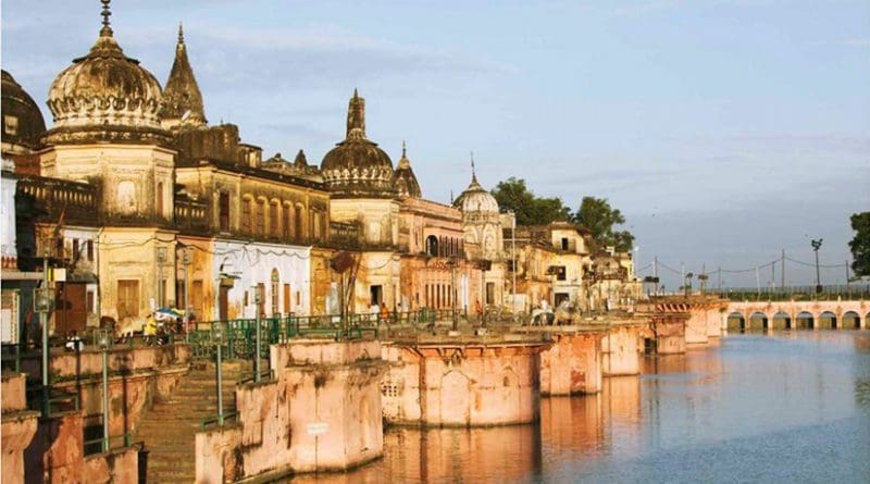 Ram Paidi ghat on Sarayu river, Ayodhya. Photo by Ramnath Bhat, Wikipedia Commons.