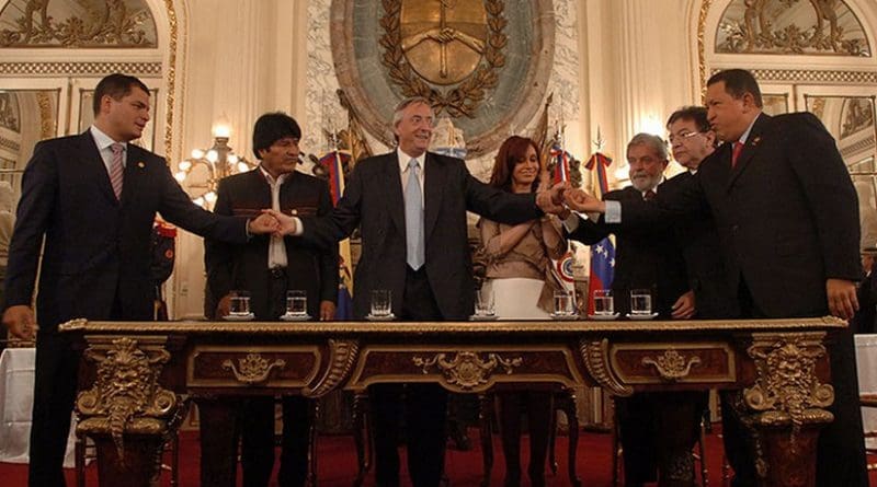 Rafael Correa, Evo Morales, Néstor Kirchner, Cristina Fernández, Luiz Inácio Lula da Silva, Nicanor Duarte, and Hugo Chávez at the signing of the founding charter of the Bank of the South. Photo Credi: Presidency of the Nation of Argentina, Wikipedia Commons.