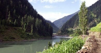 Jhelum River in Pakistan. Photo by Myasinilyas, Wikipedia Commons.