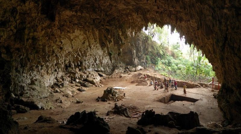 Cave where the remainings of Homo floresiensis were discovered in 2003, Liang Bua, Flores, Indonesia. Photo by Rosino, Wikipedia Commons.