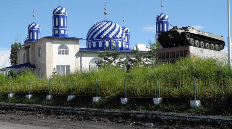 Kyrgyz mosque and Soviet war memorial. Photo: Y. Hölzchzen