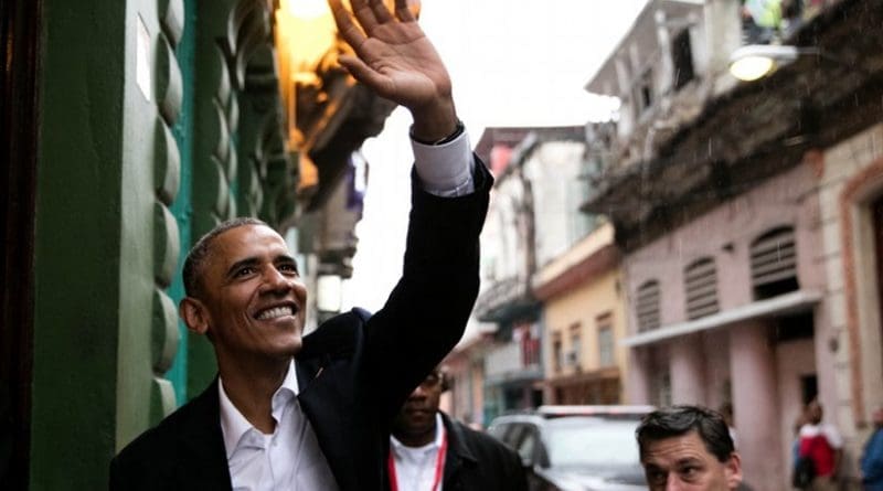 President Barack Obama waves to people as he enters a restaurant in Havana, Cuba, Sunday, March 20, 2016. (Official White House Photo by Pete Souza)