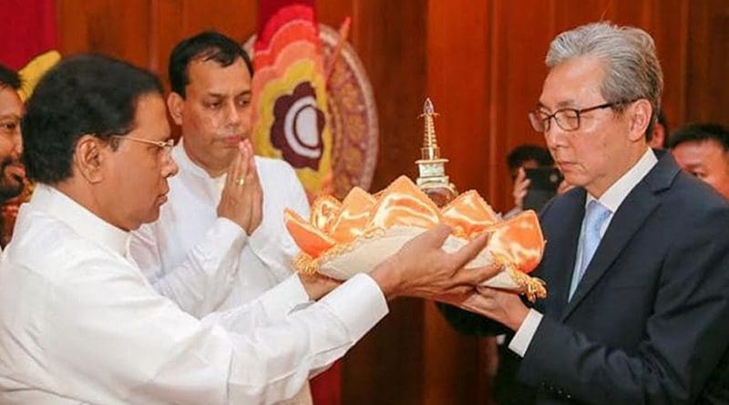 Sri Lanka President Maithripala Sirisena offers sacred Buddhist relics to the Deputy Prime Minister of Thailand Somkid Jatusripitak. Photo Credit: Sri Lanka government.
